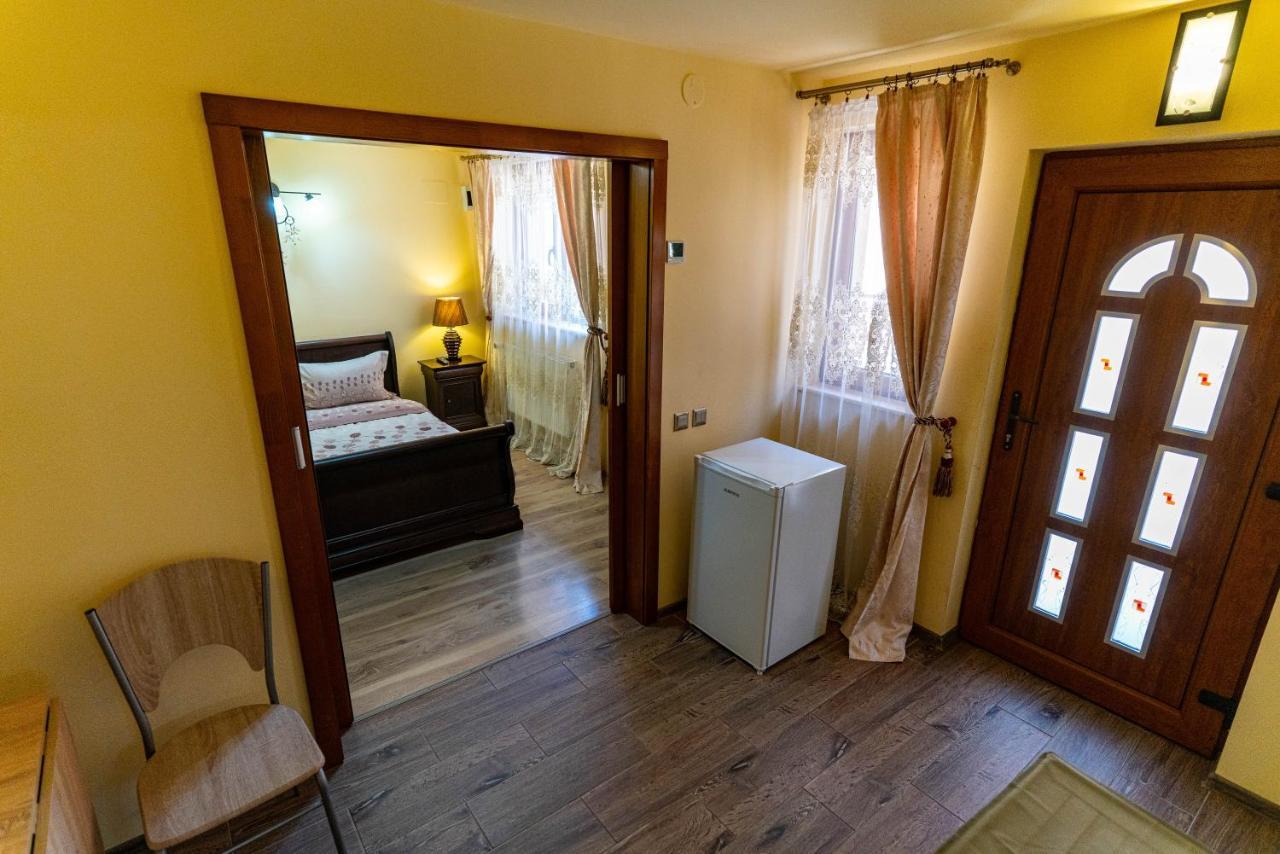 La Bebe 1 Bed Hotel Hunedoara Exterior foto