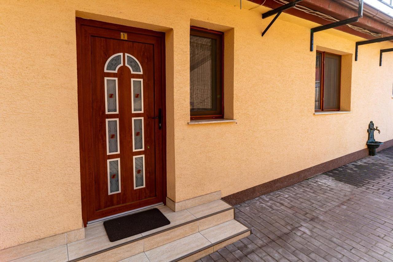 La Bebe 1 Bed Hotel Hunedoara Exterior foto